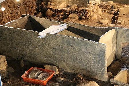 石板の棺桶には、装飾品や斧、鎌など使用したものも入れて埋葬されました