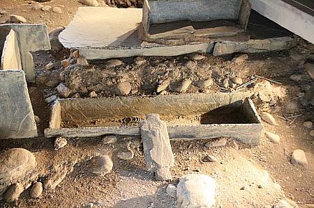 石板の棺桶には、装飾品や斧、鎌など使用したものも入れて埋葬されました
