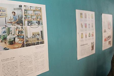 壁に貼られた雑誌の切り抜きは日本の「HUGE」から。ナチュラルフードと美味しいコーヒーを提供するカフェ特集ページ