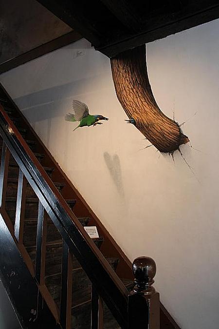 3Fへの階段、壁に小鳥がいます、壁の突起は木を描いています