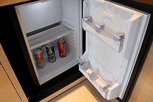 扉を開けば冷蔵庫。中の炭酸飲料は無料