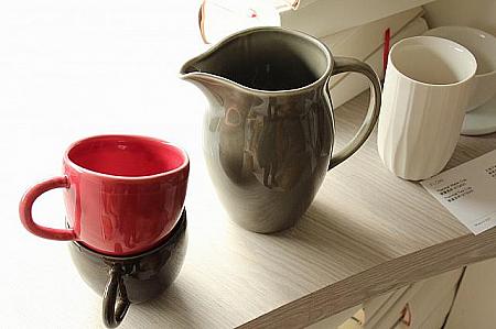 ロビー本棚にちょこちょこ置かれた茶器やカップは自宅の棚に飾っているみたいな感じですよね！