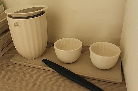 ロビー本棚にちょこちょこ置かれた茶器やカップは自宅の棚に飾っているみたいな感じですよね！