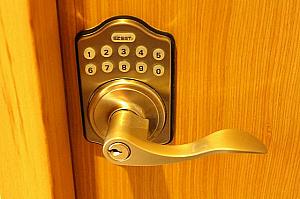 ドアキーも特徴的。通常の鍵だけでなくボタンで暗証番号をセットしたら二重ロックになっちゃう