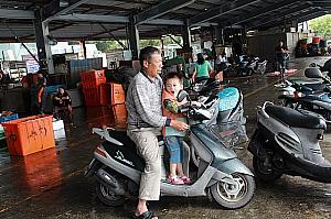 台湾では市場にもスクーター！！
