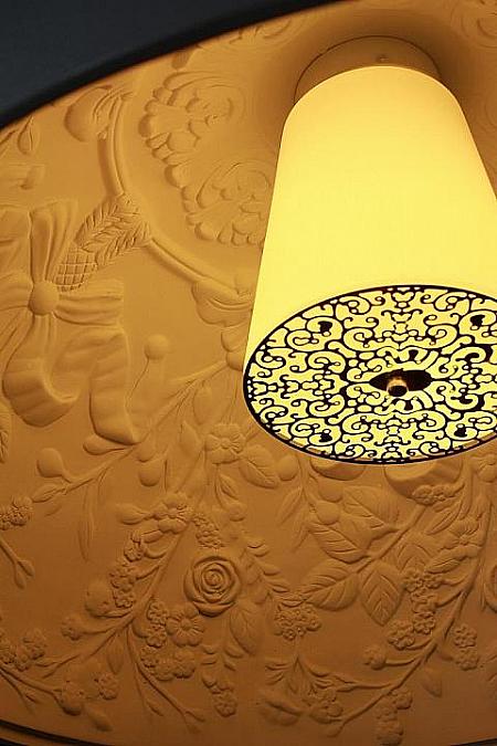 天井のランプも中華風でおしゃれ。