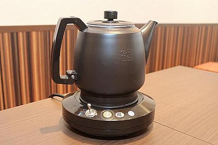台湾のお茶屋さんでよく見かける電気ポットでお湯を足しましょう！