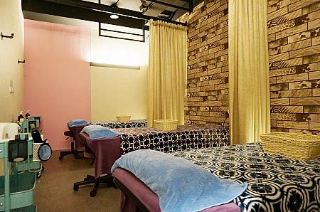 2階は女性専用。個室2つ、3人用1つでベッドは計5台。全体的にロンドンのロフト風デザイン