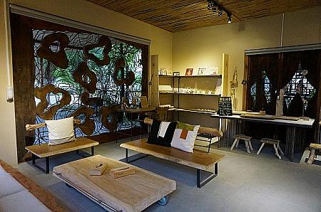 「木×空間」では漂流木を使った家具や小物が展示販売されています