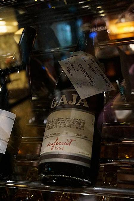 イタリアワインの帝王「ガヤ」の1964年もの！こちらは売り物ではないとのこと。ラベルの黄ばみが、その歴史を物語っておりました。