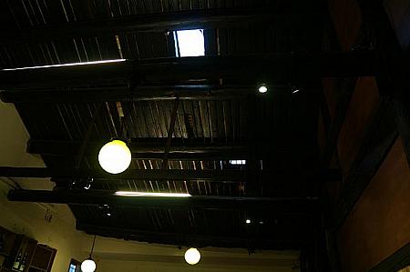 天井は一本木で組み立てられた建物の骨格が見えます。天井が高いので店内が広く感じます。天井中央には、天窓があります
