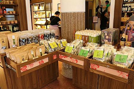 台南土産だけでなく、台湾各地の名産品が並びます。