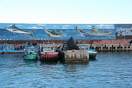 港には魚市場があり、毎日競りも行われています