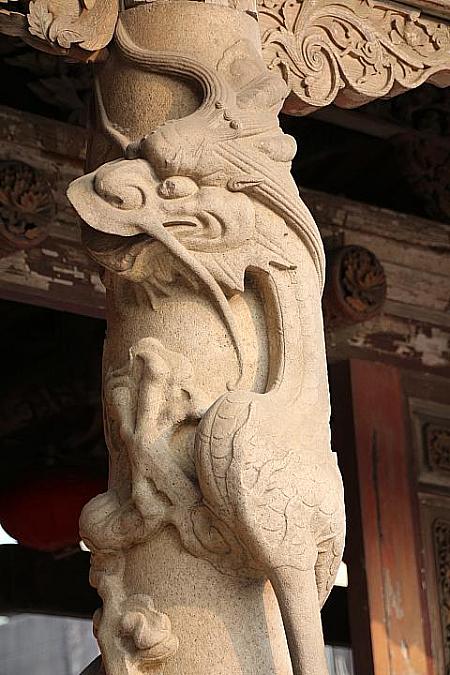 中央の柱には龍の彫刻