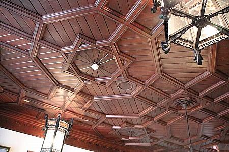 天井や床は、亀の甲羅のように見えます