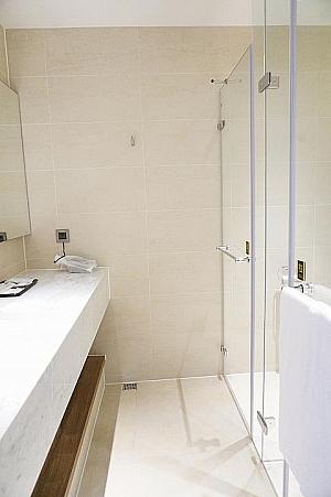 トイレとシャワーブースを横並びにしてスペースを上手に使用！
