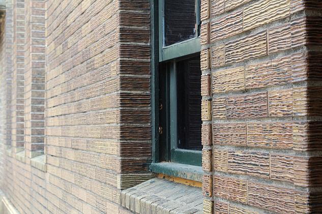 「1935年新竹台中地震」の影響で新竹のほとんどの建物は崩壊。この後建てられた建物からは鉄筋やタイルを使用し始めたそうです。こちらの建物も鉄筋コンクリートの2階建て。貴賓室は木造平屋建築です。外観はセメントや石の粉、細かい石などを混ぜて一枚の石のように見せるタイル「洗石子」と北投焼のタイルで装飾されています