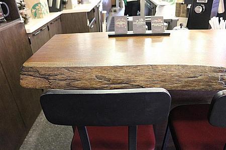 ドリップコーヒー席のテーブルも渋い、わざわざこのような木材を探してきたそうです