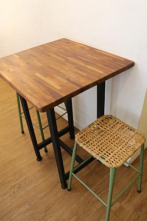 木製のテーブルが温もりのある雰囲気を演出しています