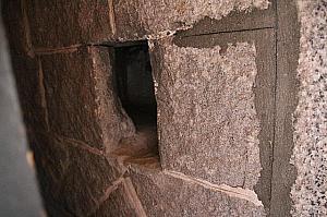 お金や宝物を隠した金庫の様なもの、石壁の大きな穴です