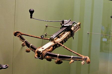 クロスボウとクレインクイン<br>
横に美しい装飾があるクロスボウは、貴族が使っていた狩猟道具だったそう