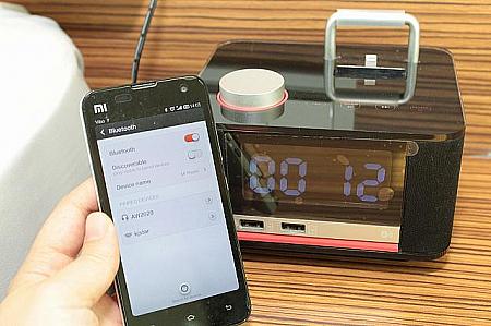 目覚まし時計はブルートゥース機能を使用すれば携帯の音楽を聴くことも可能