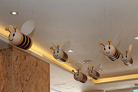 可愛い蜜蜂たちがご機嫌にぶんぶんと飛んでいます♪