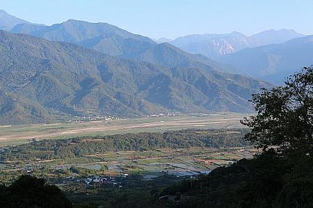 台湾は東部側から、海岸山脈、中央山脈が並びます。六十石山は海岸山脈上にあり、ここからは盆地を挟んで中央山脈が望めます