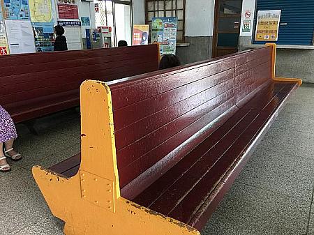 駅内の木造の長椅子