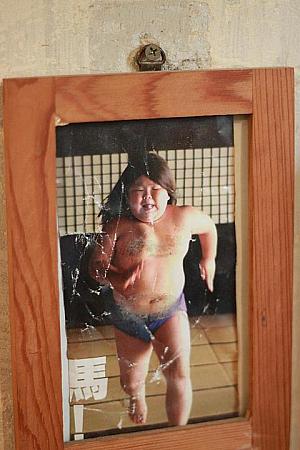 かつらを付けたちびっこのお相撲さんが走り出す写真の切り抜き（笑）