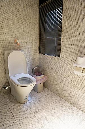 2階のトイレにもこだわりがありました。デザイナーがわざわざ日本で取り寄せたという復刻版電気スイッチ。カッコいいですね～。