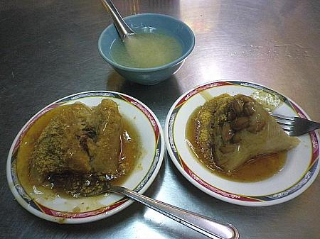 左が「肉粽」、右が「花生粽（ピーナッツ）」。二種類の違う味をオーダーしてみました！