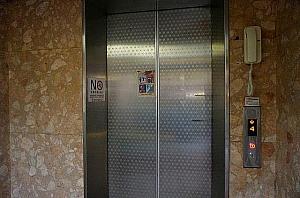 エレベーターで4階へどうぞ