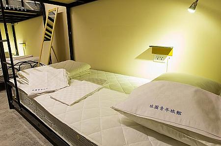 各ベッドにランプがあるので明るいです。画像提供：高雄旅圖青年旅館