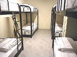 ベッドとベッドの間、左側に鏡、右側に貴重品ロッカーが備え付けられています。