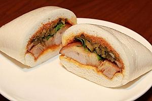 台湾スタイルのハンバーガー「虎咬猪」（80元）は店頭のオープンスペースで調理。