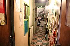 1階廊下の壁には阿里山鉄道の絵、昔の日本人がいます