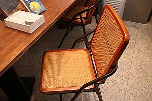 藤の椅子は台湾初期時代にあったものを折りたたみ式にリメイクしています