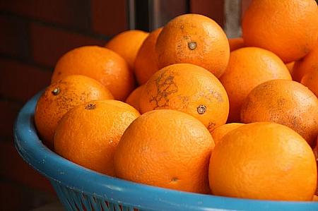 オレンジもグレープフルーツも台中から来ました、各40元（小）