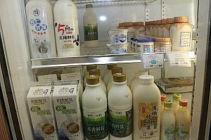冷蔵庫には乳製品が充実していました。台南や台東から取り寄せているという新鮮な牛乳を5種類程扱っているそうですが、ほとんどお取り置き！台湾での食材の品質に対する意識の変化を実感させられました。台湾在住の日本人が作っているというヨーグルトも！