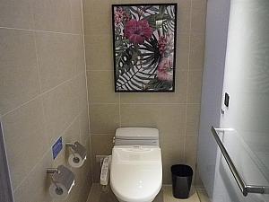 【904号室】南国リゾートにいるような気分になるペインティングルーム。トイレやバスルームにも絵がありますよ～