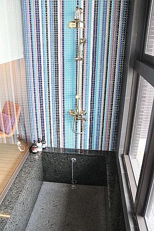 ガラス張りの明るいバスルーム。浴槽は安全に配慮し、低床型で造られています。