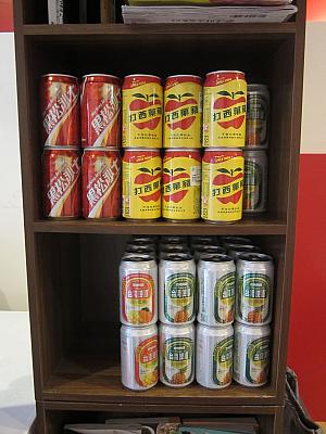 台湾のスーパーでおなじみの缶飲料が並んでいます