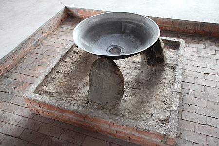 アミ族の囲炉裏。石は家族を表し、皆で鍋を支えています。常に火が燃え、外出時には灰をかけて火を消したそう