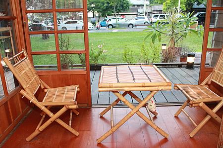 竹の机と椅子の席