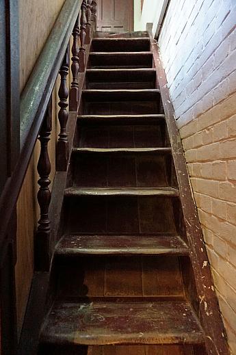 この階段も90年以上前に作られました！
