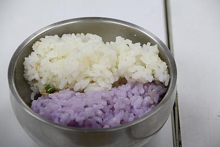 紫色は紅菜という紅い汁が出る野菜の色です。米、おいしかったです