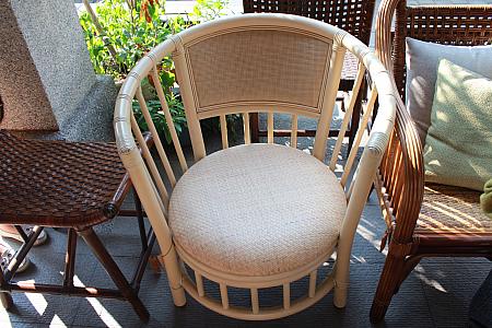 すべて手作りの椅子。沖縄のホテルでも使われていたという人気のものです！