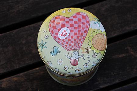 こちらは台東の熱気球をイメージした缶。お土産によさそうです～～♪