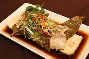 竹葉蒸魚　この日は台灣鯛魚！竹の葉で白身魚を包み蒸したもの。下に敷かれたお豆腐は奮起湖の人気店のものです。お魚自体はあっさりしていて、関西人のナビ好み♪お豆腐と一緒に食べるとおいしさ2倍！！